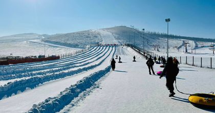WINTER SKI AND NOMADIC FAMILY